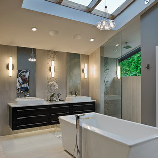 Immagine di una grande stanza da bagno padronale minimalista con ante con bugna sagomata, ante in legno bruno, top in quarzo composito, vasca freestanding, doccia aperta, piastrelle beige, piastrelle in gres porcellanato, pareti grigie e pavimento in gres porcellanato