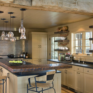 Пример оригинального дизайна: угловая кухня среднего размера с кладовкой, накладной раковиной, плоскими фасадами, белыми фасадами, столешницей из оникса, фартуком цвета металлик, фартуком из металлической плитки, техникой из нержавеющей стали, паркетным полом среднего тона и островом