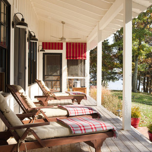 フィラデルフィアの中サイズのカントリー風おしゃれな縁側・ポーチ (デッキ材舗装、張り出し屋根) の写真
