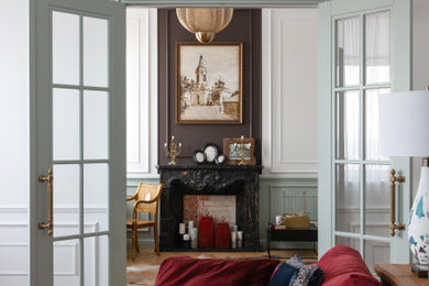 Modelo de salón abierto clásico renovado con suelo de madera en tonos medios, todas las chimeneas, marco de chimenea de piedra y suelo beige