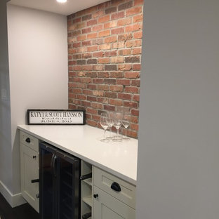 バンクーバーの小さいシャビーシック調のおしゃれなホームバー (シェーカースタイル扉のキャビネット、白いキャビネット、クオーツストーンカウンター、青いキッチンパネル、レンガのキッチンパネル、濃色無垢フローリング) の写真