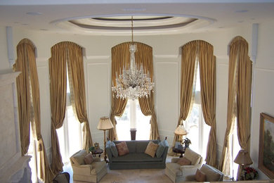 Example of a classic living room design in Los Angeles