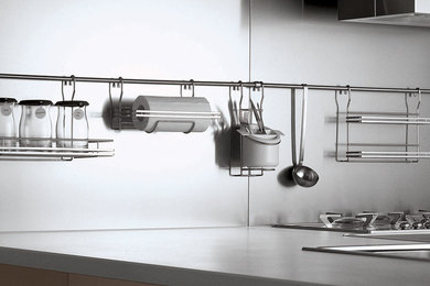 Example of a minimalist kitchen design in Orange County