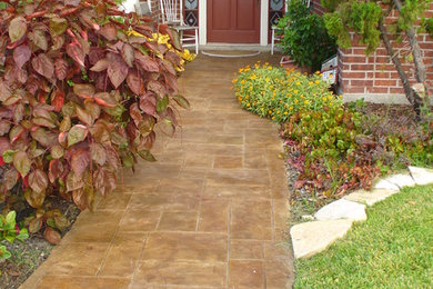 This is an example of a mid-sized traditional full sun front yard concrete paver landscaping in Austin.