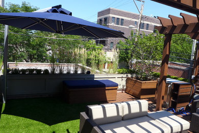 Inspiration for a timeless deck remodel in Chicago