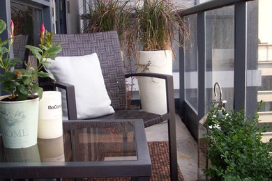 Inspiration for a modern porch remodel in Toronto