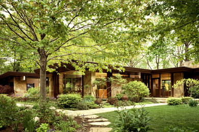 Mid-century modern exterior home idea in Chicago