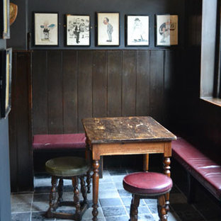 バークシャーのシャビーシック調のおしゃれなホームバー (ライムストーンの床) の写真