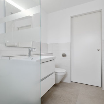 Helles Badezimmer mit bodengleicher Dusche