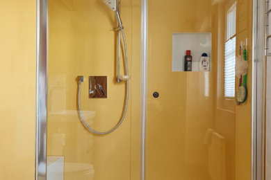 Fugenlose Dusche mit integrierter Sitzbank und Nische