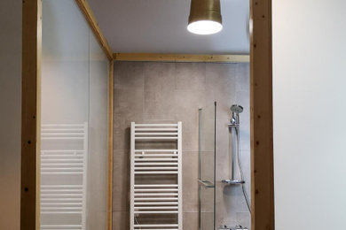 Cette photo montre une petite salle de bain asiatique avec un carrelage gris, un sol en bois brun, un sol marron et meuble simple vasque.