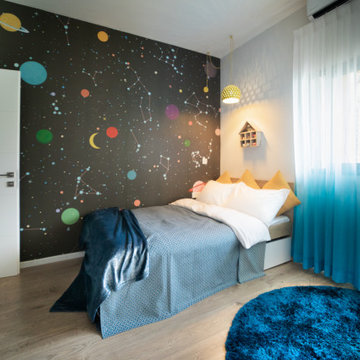 Sternenwand und türkise Vorhänge im Kinderzimmer