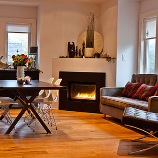 Неиссякаемый источник вдохновения для домашнего уюта: гостиная-столовая среднего размера в современном стиле с белыми стенами, паркетным полом среднего тона, угловым камином, фасадом камина из металла и коричневым полом