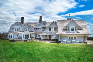 Elegant home design photo in Providence