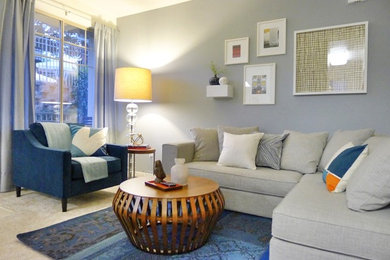 Example of a minimalist living room design in Orange County