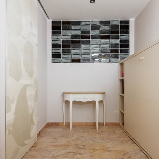 Esempio di un grande ingresso stile marino con pareti beige, pavimento in marmo e pavimento rosa