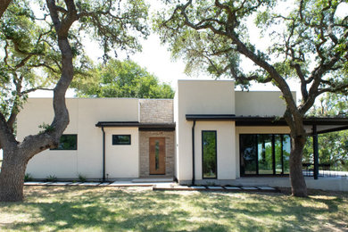 Foto de fachada de casa beige actual de tamaño medio de una planta con revestimientos combinados, tejado plano y tejado de metal