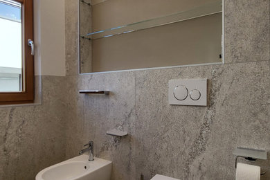Mittelgroße Gästetoilette mit Wandtoilette mit Spülkasten, beiger Wandfarbe, Fliesen in Holzoptik, Aufsatzwaschbecken, braunem Boden und eingelassener Decke in Frankfurt am Main