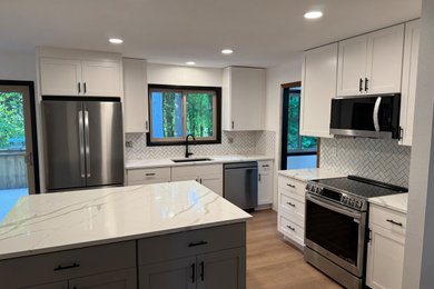 Example of a transitional kitchen design