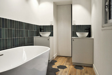 Exemple d'une salle de bain moderne avec une baignoire indépendante.