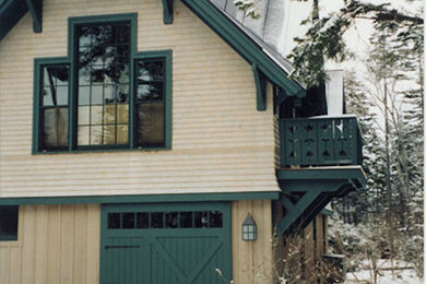 Imagen de fachada de casa beige rural de tamaño medio de dos plantas con revestimiento de madera, tejado a dos aguas y tejado de metal