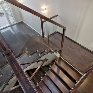 Perchless Mono Stringer with Glass Railing