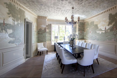 Idee per un'ampia sala da pranzo classica chiusa con pareti beige, pavimento in legno massello medio e pavimento marrone