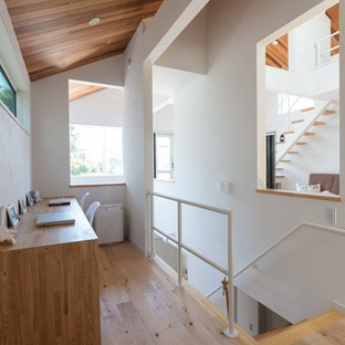 他の地域のモダンスタイルのおしゃれなホームオフィス・仕事部屋 (白い壁、無垢フローリング、造り付け机、茶色い床) の写真