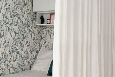 Foto de dormitorio beige y blanco moderno pequeño con paredes beige, suelo de madera clara y papel pintado