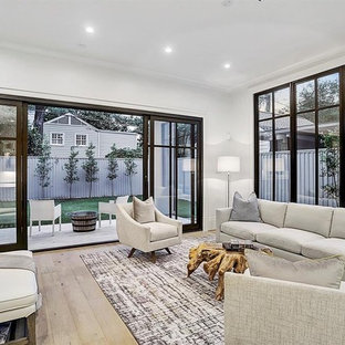 Создайте стильный интерьер: большая входная дверь в стиле современная классика с зелеными стенами, раздвижной входной дверью и черной входной дверью - последний тренд