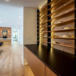 ルイビルの中サイズのモダンスタイルのLDKの画像 (白い壁、無垢フローリング、暖炉なし、茶色い床)