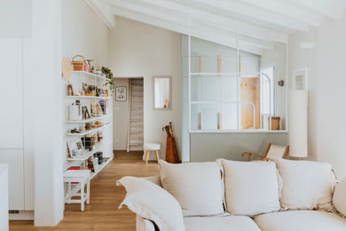 Cette image montre un salon marin avec un mur beige, un sol en linoléum, un poêle à bois, un téléviseur indépendant et un sol beige.