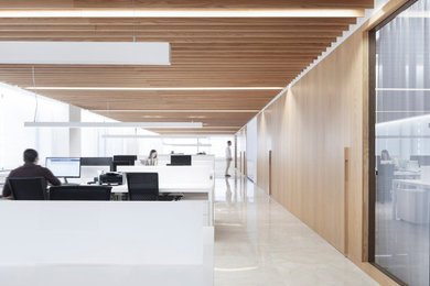 Modernes Arbeitszimmer mit Marmorboden, Holzdecke und Holzwänden in Sonstige