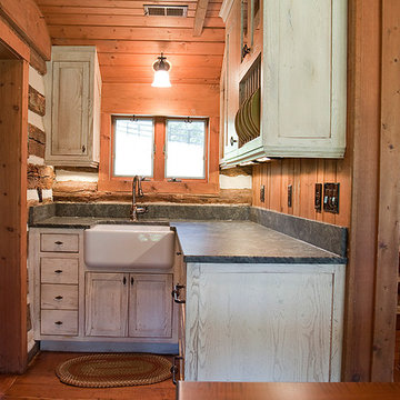 Log Cabin Guest House Kitchenette