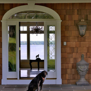 マイアミの片開きドアトラディショナルスタイルのおしゃれな玄関の写真