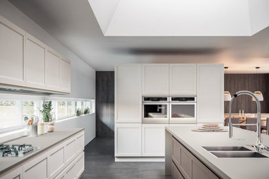 Immagine di una cucina tradizionale di medie dimensioni con ante in stile shaker e ante beige