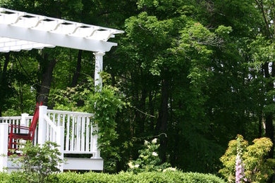 Design ideas for a mid-sized craftsman partial sun backyard mulch landscaping in Bridgeport for summer.