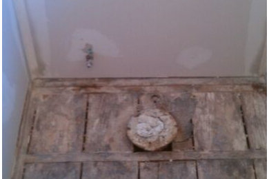 ミルウォーキーにある低価格の小さなトラディショナルスタイルのおしゃれなトイレ・洗面所 (分離型トイレ、ベージュのタイル、セラミックタイル、ペデスタルシンク) の写真