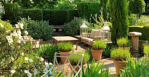 Сад by Society of Garden Designers (SGD)