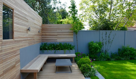 18 Painted Fences and Walls That Transform Their Gardens