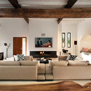 Repräsentatives, Großes, Fernseherloses, Abgetrenntes Mediterranes Wohnzimmer mit weißer Wandfarbe, Gaskamin und Keramikboden in London