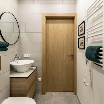 Cozy Guest Bathroom in Northridge