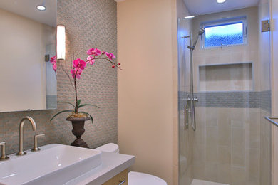 Exemple d'une salle de bain éclectique.