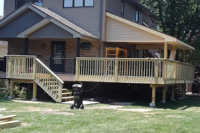 Inspiration for a timeless deck remodel in Chicago