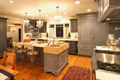 Kitchen - traditional kitchen idea in New York