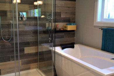 Inspiration for a scandinavian bathroom remodel in Montreal