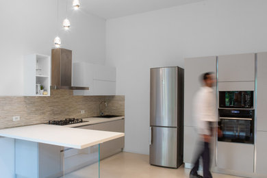 Kitchen - modern kitchen idea in Bologna