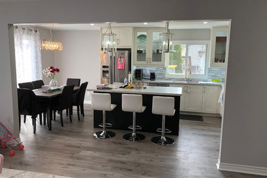 Kitchen - transitional kitchen idea in Toronto