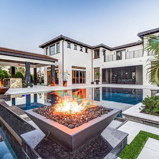 Moderner Infinity-Pool hinter dem Haus in rechteckiger Form in Miami