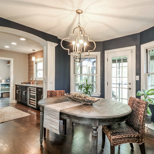 カンザスシティの中サイズのトランジショナルスタイルのLDKの画像 (グレーの壁、濃色無垢フローリング、暖炉なし、茶色い床)